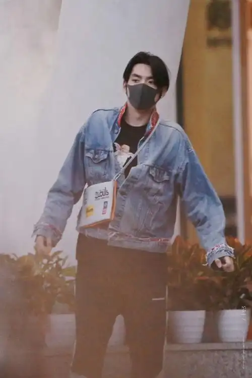 重庆演唱会后出发,凡哥依旧是人群中最夺目的存在,吴亦凡穿牛仔外套