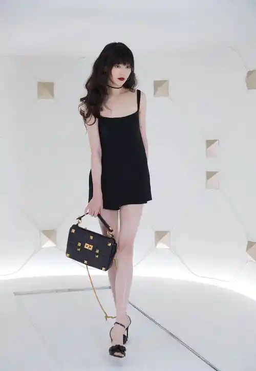 唐嫣的筷子腿从未让人失望过,又直又长,美的不可方物_短裤_身材_女生