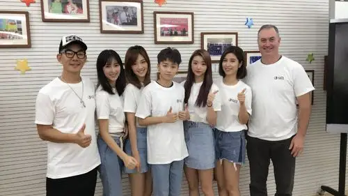 受face慈善基金会邀请,知名歌手@任贤齐与七蜜中的@蜜蜂少女队-张希雅