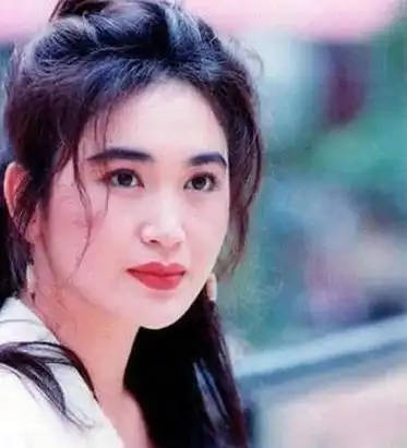 "性感女神"温碧霞:贫民窟长大,14岁混社会,17岁成"艳星"