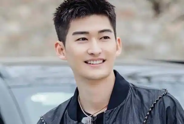 张翰烤肉店宁波开业,活动现场人山人海,张柏芝罕见露面捧场_郑爽_明星