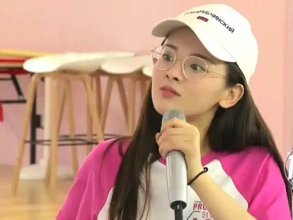 网友扒杨超越出道前当主播青涩照玩cosplay喊粉丝老公