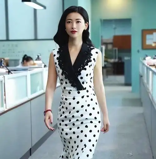 今天我要和你分享一位来自中国的女演员,歌手,主持人,她就是朱珠.