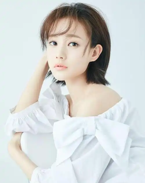 近日,一张女明星李一桐在飞机上脱鞋的照片在网络上曝光,引发了广泛