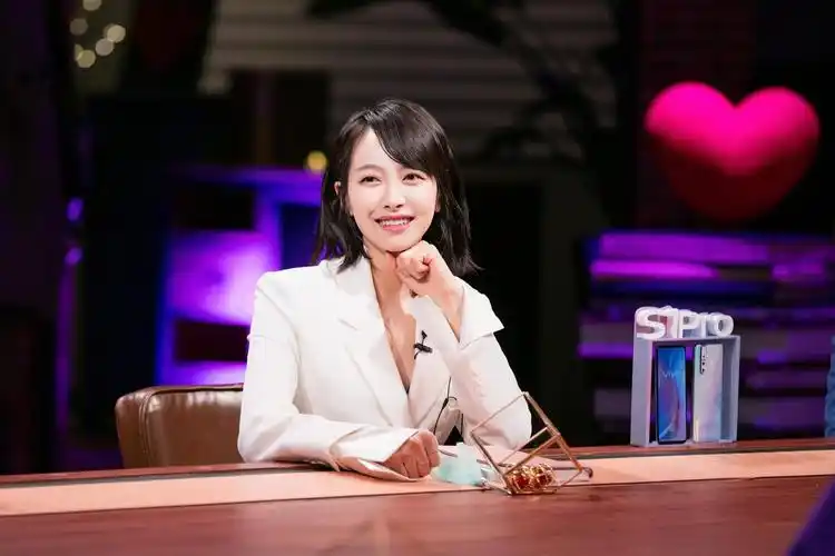 宋茜心动的信号再展细心观察力身穿孔雀蓝人鱼裙洋溢清爽气息