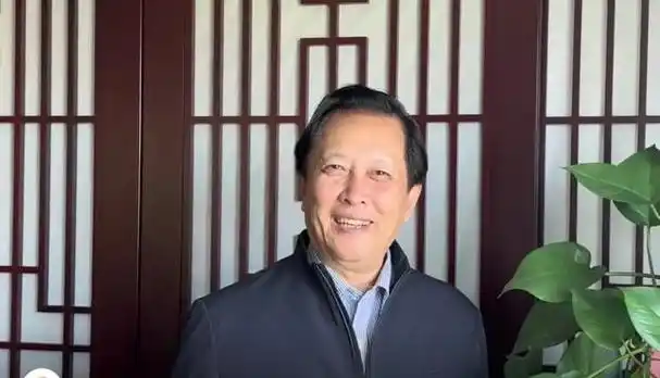 70岁唐国强近况曝光,疑似移居美国,网友吐槽国内赚钱国外花!