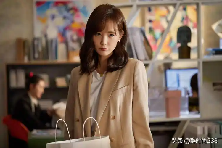 李一桐晒2023年造型,红色针织衫喜庆又温柔,对镜比心甜美可人_演技