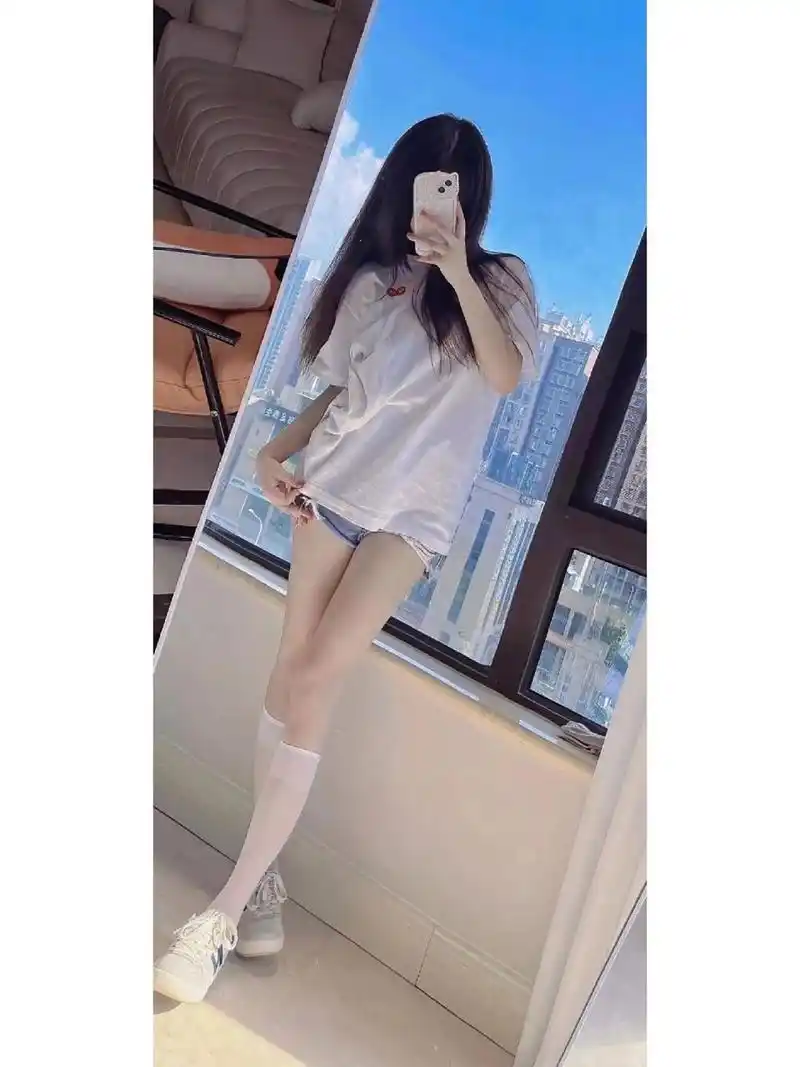 要命的白丝美腿   要命的白丝美腿,,,爱死了