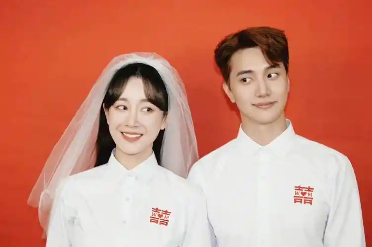 晒证件照笑容超甜蜜,衣服上的喜字格外显眼_张檬金恩圣结婚_照片_花秀