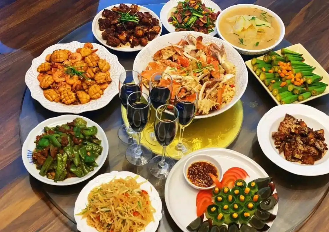 复工后网友晒聚会餐,有的丰盛,有的豪华又气派,最后一桌菜真硬