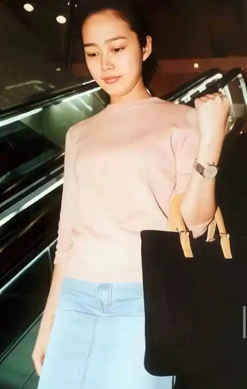 刘德华老婆长得有点像朱丽倩黎姿,他为刘德华付出了很多,也是值得的