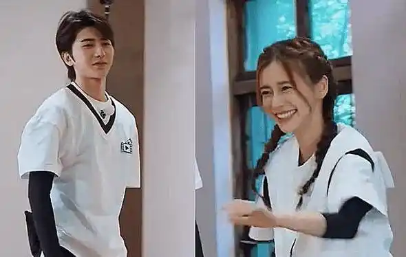 baby摔倒在地,蔡徐坤立马搀扶,谁注意到了阚清子的表情:太真实_时候