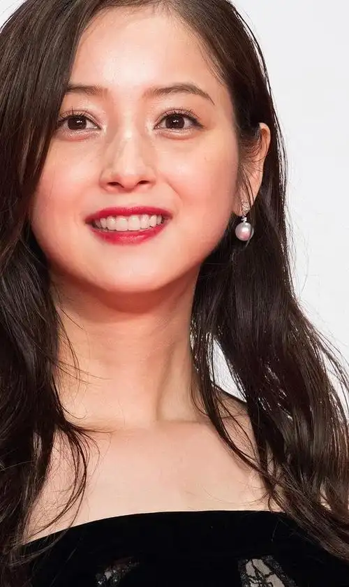 脸蛋跟身高反差大的漂亮女明星旁人打伞都费劲