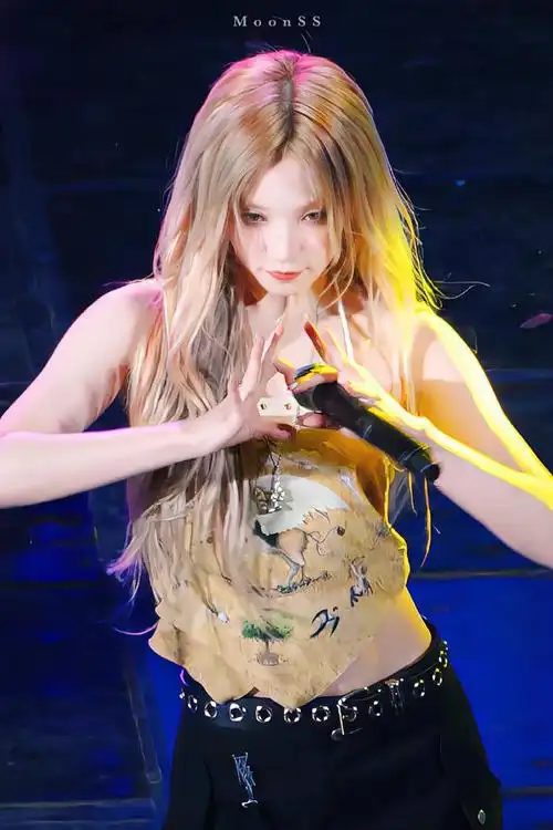 宋雨琦参加大学校庆的活动,上半身一件吊带,看着像是古代女子的肚兜.