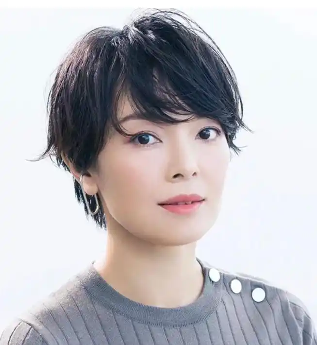 建议4,50岁的女人头发剪短点,减龄短发,显得人洋气还干练!