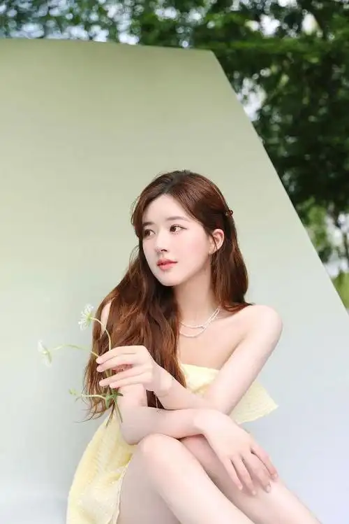 赵露思清甜初夏新照穿抹胸黄裙秀凝脂肌肤
