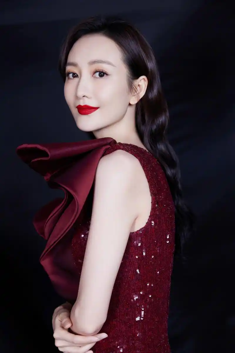 王鸥的暗红色礼服连衣裙高贵典雅,也带着成熟女性的魅力