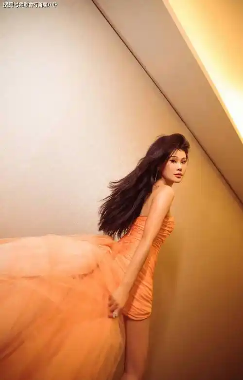 袁娅维参加活动,黄色抹胸短裙勾勒完美身材,可爱漂亮宛如小公主_照片