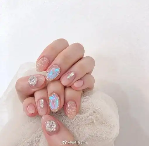 本期精选的美甲款式,不管你的肤色是偏黄还是偏黑,都能轻松显白两个度