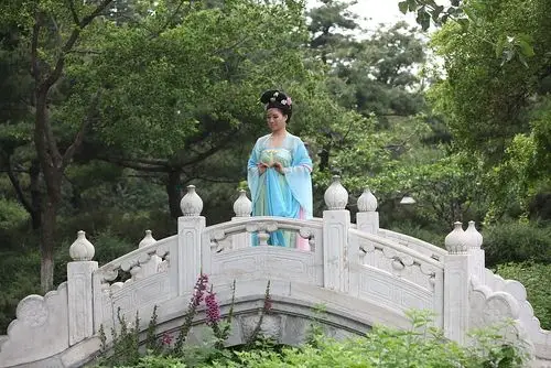 "断桥"巧遇"白娘子"