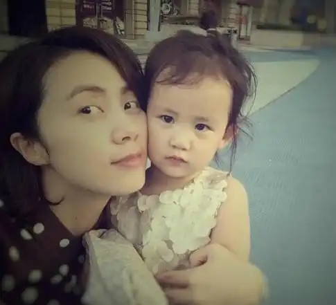 孙莉贴脸合照多妹 素颜出镜皮肤超水嫩