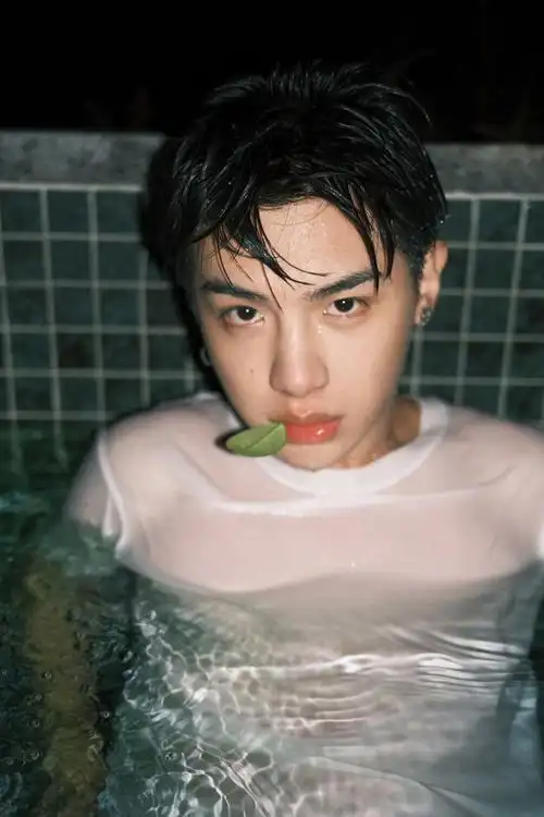 黄明昊冬日出逃泳池大片