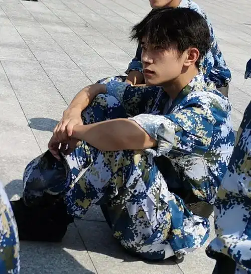 易烊千玺中戏军训