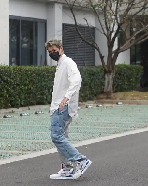 吴亦凡白衬衫牛仔裤清爽干净机场照图片