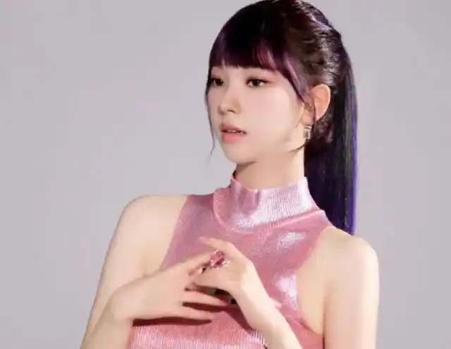 她是韩国女歌手,是aespa女子组合的队长,也是got the beat组合的成员