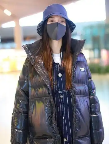 杨颖罕见穿拖鞋走机场腿长却丝毫不逊色于超模