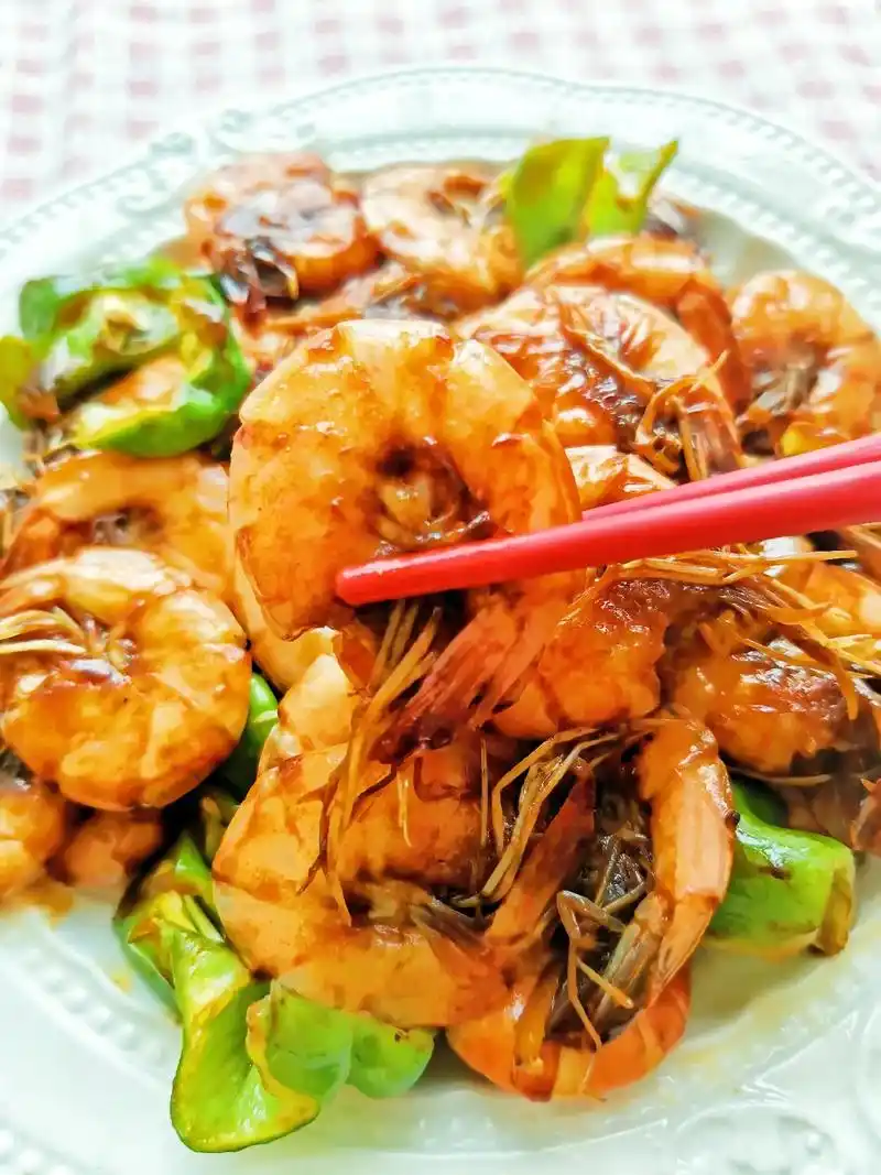 好吃到舔盘的油焖大虾~一道百吃不厌的家常菜,裹满汤汁,连虾壳 - 抖音