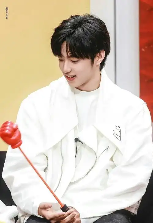 央视镜头下的新人演员刘耀文帅气值拉满了,大年初看电影《第二十条》