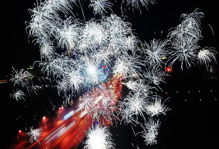 烟花在夜空绽放(资料图片)新华社发