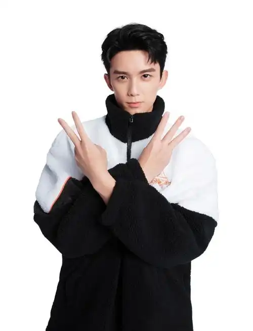 照片中吴磊穿拼色摇粒绒外套,手指摆出"二三"手势拍照青春帅气