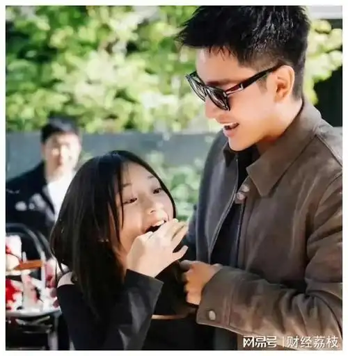 贾乃亮带甜馨回东北看爷爷奶奶!祖孙三人逛菜市场!甜馨身高惊人