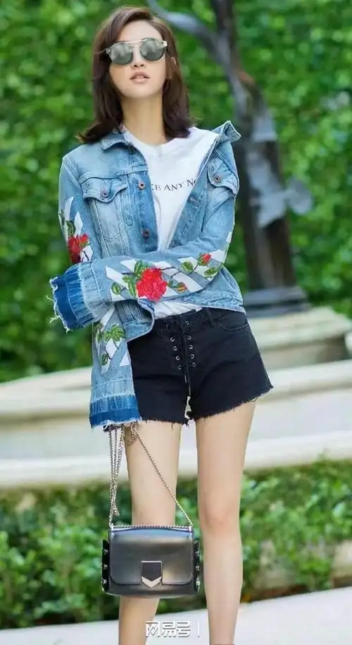 看了景甜的街拍才懂什么是时尚白色t恤配牛仔裤洋气又好看