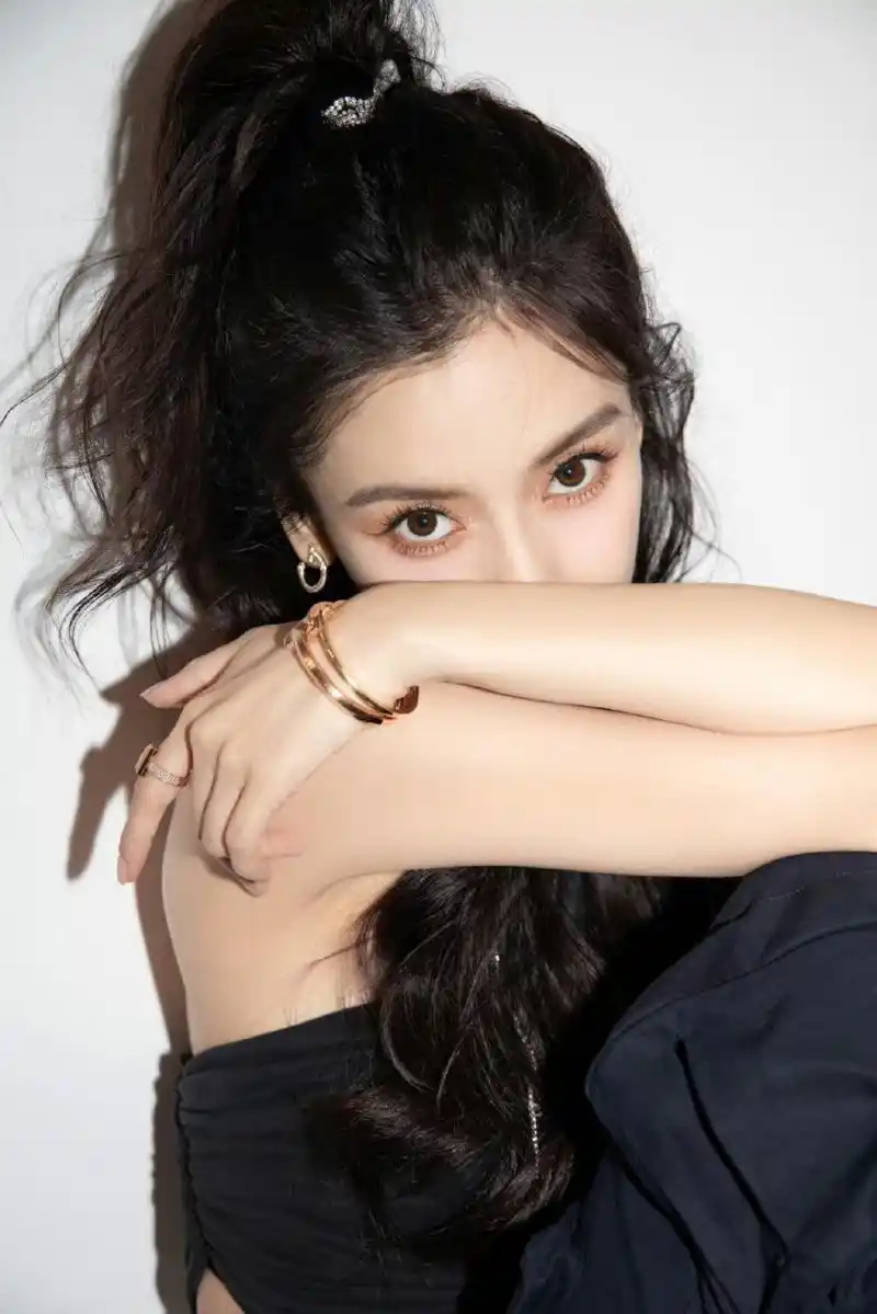 angelababy# #angelababy甜酷风# ab的这个高马尾搭配的这套黑色套装