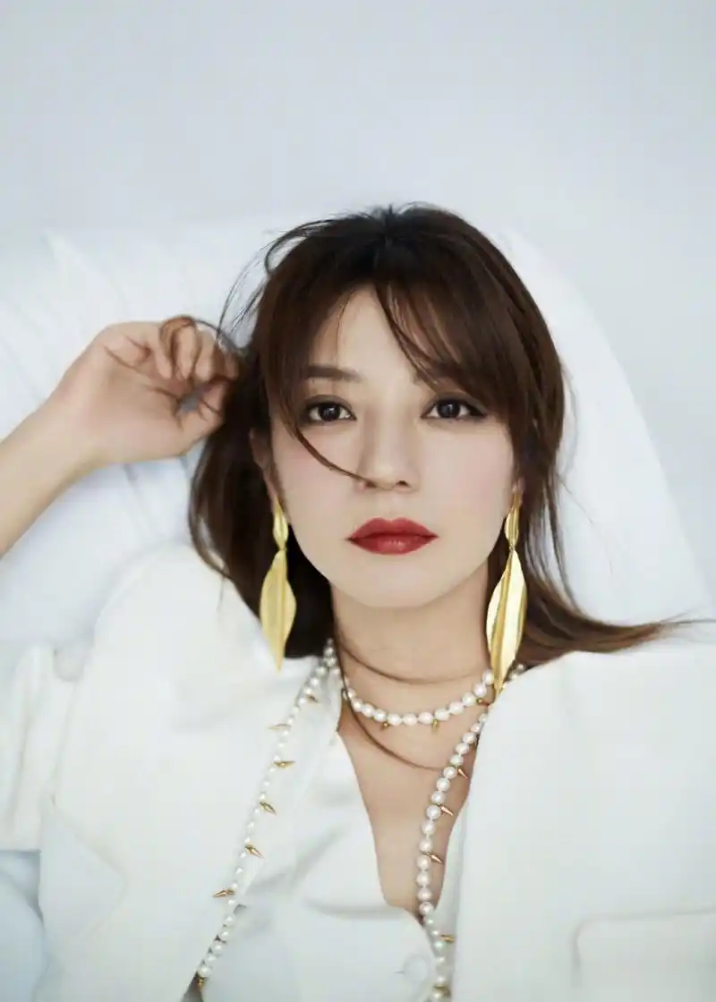 赵薇身穿白色西装出席品牌活动,点缀金色落叶耳环别致优雅,现场谈到