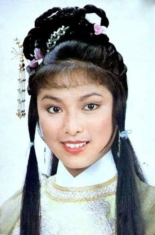 郭靖黄蓉再同框!靖哥哥胡须花白,64岁米雪驻颜有术仍似少女