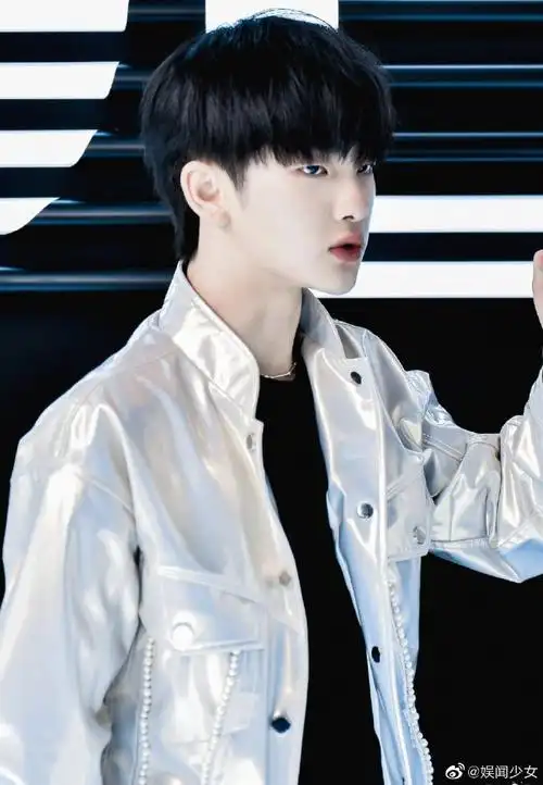 周震南戴双眼皮眼镜