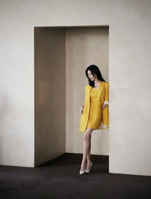 景甜穿柠檬黄西装搭配同色短裙 气质高贵明艳动人