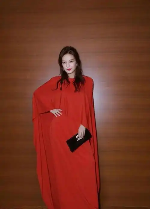 赵薇穿红色"战袍"美不胜收,艳丽夺目霸气风范更迷人随着年龄的增长