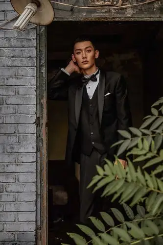 郝帅西装写真曝光 硬朗造型尽显痞帅魅力