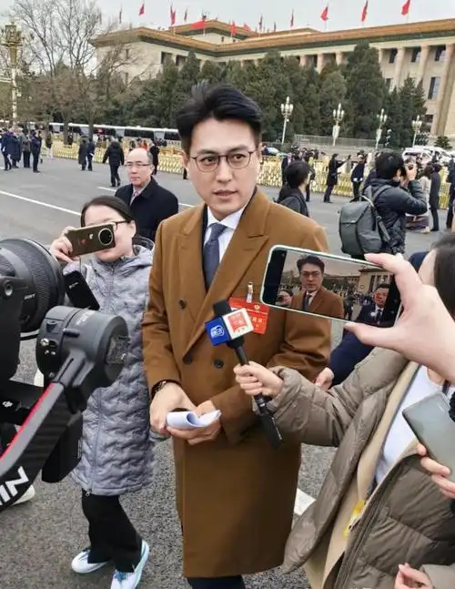 演员靳东参加两会引全网热议,身份显赫备受瞩目!