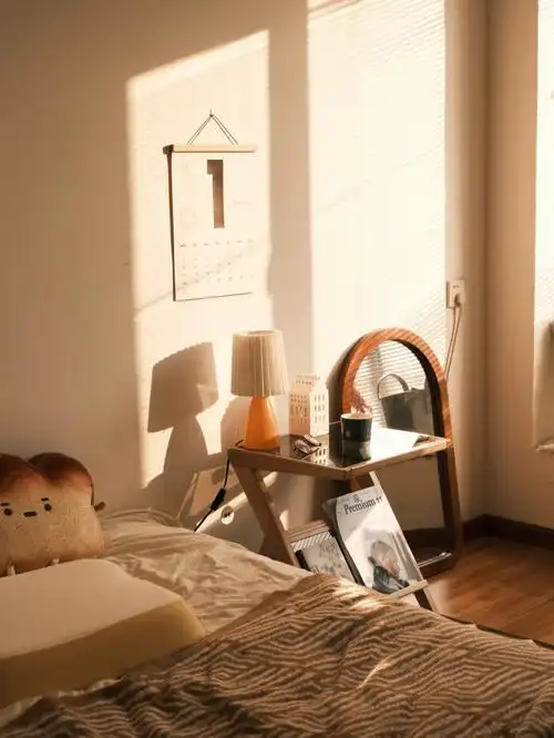 太阳下山前暖棕色的卧室