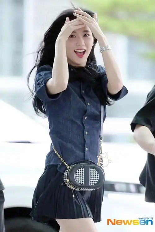 kimjisoo超话#金智秀出道七周年快乐#230810 icn机场出境 新闻图 3p太