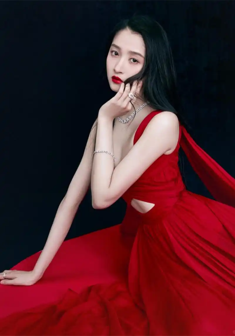 关晓彤×白玉兰绽放颁奖典礼  穿着valentino 2021 pre-fall的礼服,与