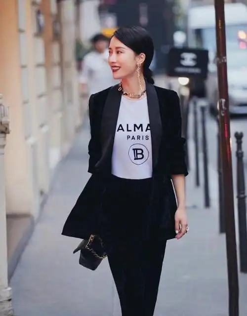 阔太李念穿西装配15cm高跟靴时髦又洋气