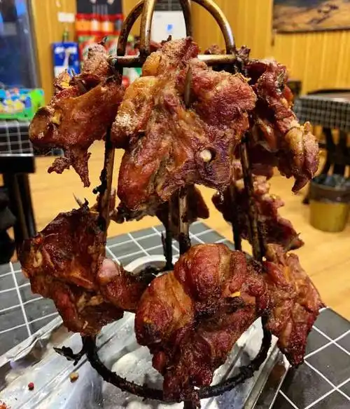 食麦与羊烧烤-"烤串配大乌苏,夏季必备[偷笑][偷笑] .