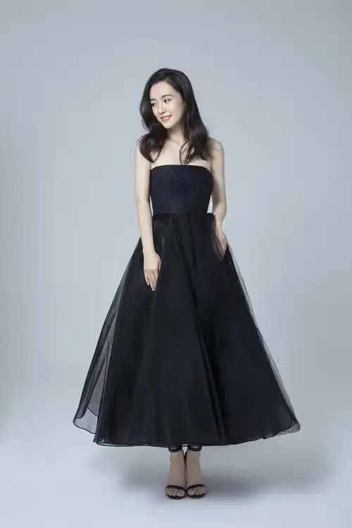吴倩黑色抹胸纱裙 勾勒身材曲线尽显优雅